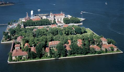 Ellis Island Merda